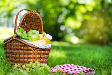 Fototapete Picknick Picknickkorb mit vegetarischem Essen im Sommerpark