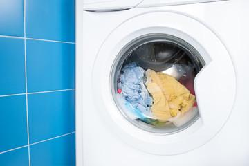 Process of cleaning color cloth in washing machine