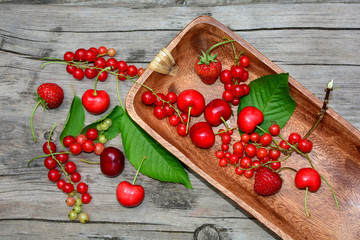 Frische rote Beeren auf rustikalem Holztisch