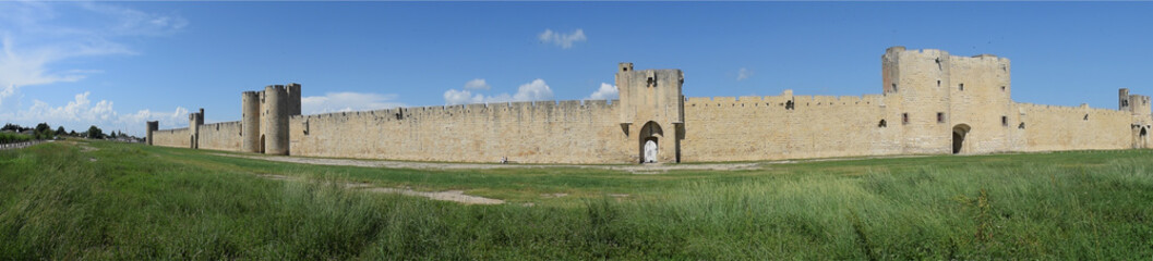 Panoramique : Forteresse d'Aigues-Mortes, Gard, Languedoc, Occitanie.