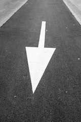 Richtungspfeil auf Fahrbahn