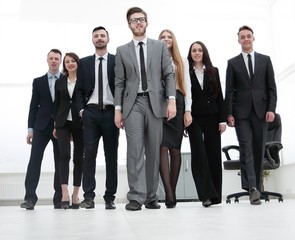 Obraz premium businessman standing in front of her business team