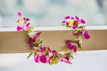 Hawaii luau icon travel concept: Fresh lei flowers necklace, Kauai hawaiian island tropical vacation background. - obrazy, fototapety, plakaty