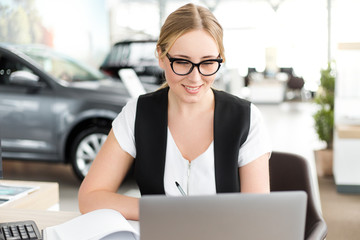 Credit specialist for a laptop concludes a contract for the purchase of a new car