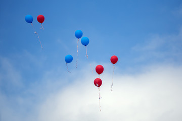 Fototapeta na wymiar Balloons fly to the sky
