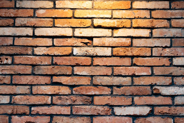 スポットライトが当たるレンガ壁　背景素材