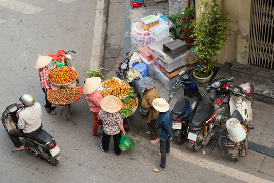 Street vendors and customers in Hanoi, Vietnam　ベトナム、ハノイの行商人と客