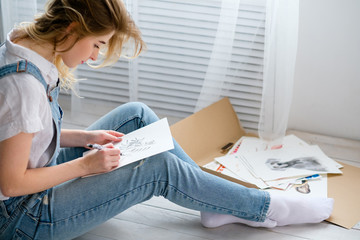 Obraz premium creative art lifestyle. drawing hobby and self expression. young beautiful girl painting a picture at home