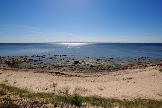 Fototapeta Wakacje na estońskiej plaży nad morzem Bałtyckim - piękna letnia pogoda, czysta chłodna woda i wypoczynek na piasku