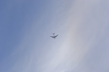 Самолёты в синем небе среди облаков