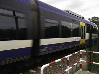 Fototapeta premium Die Zugdurchfahrt am unbeschrankten Bahnübergang