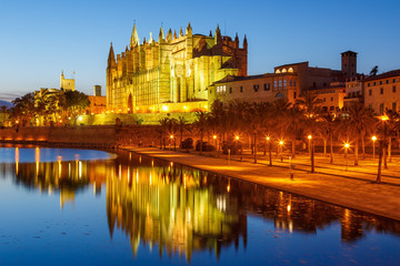 Fototapeta na wymiar Kirche Catedral de Palma de Mallorca Kathedrale Nacht Spanien