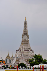 The temple of down is one of the most striking riverside landmarks of Thailand. Despite the name, the most spectacular view of the glittering monument can be seen from the east side of the river 