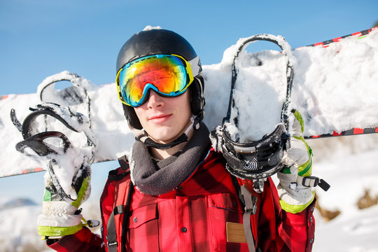 Photo of sports man wearing helmet with snowboard