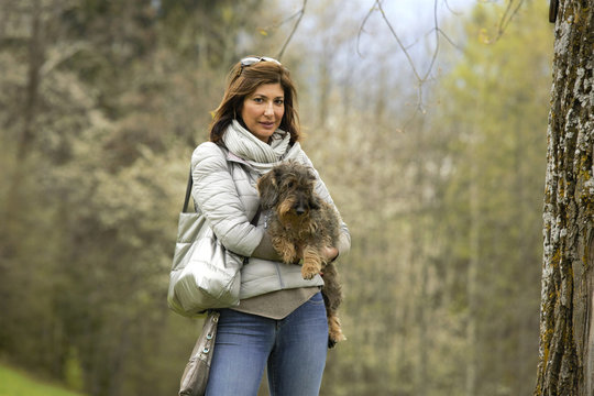 Coppia abbracciata cane e padrona