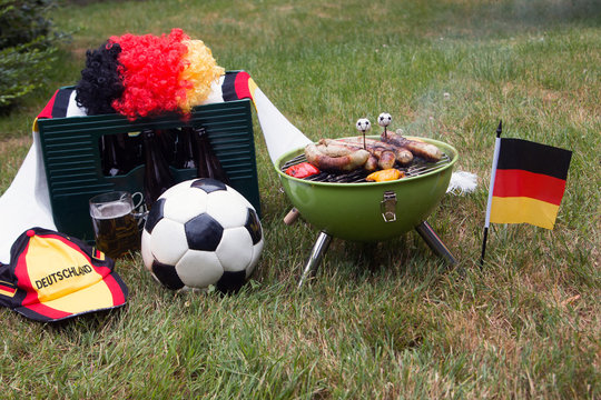 Fu&szlig;ball Weltmeisterschaft mit Fanartikel-Bier-Bratwurst vom Grill Deutschland