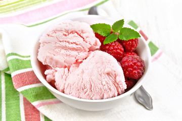 Ice cream crimson in bowl on towel