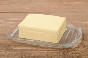 Ganze Butter auf Glasschale