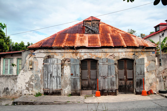 Vieille maison typique aux Antilles en Guadeloupe.