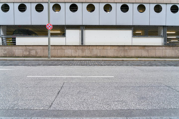 Leere Straße in Stadt