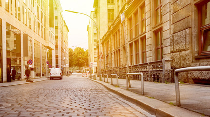 Leere Straße mit Pflastersteinen und Bordstein