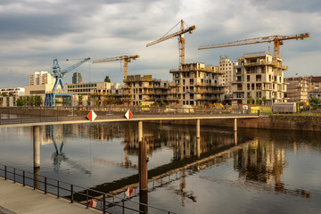 Fototapeta na wymiar Der Blaue Kran - Wahrzeichen im neuen Offenbacher Hafenviertel