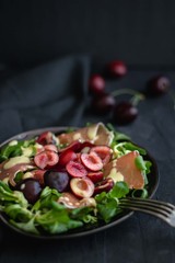 Blattsalat mit Kirschen und Serranoschinken