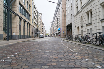 Straße mit Pflastersteinen auf Fahrbahn in Stadt