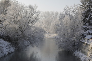 Obraz na płótnie Canvas Fluss im Winter