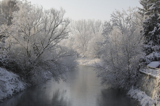 Fluss im Winter