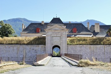 chateau de montdaufin dans l'es haute alpes france
