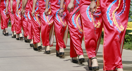 Naklejka premium Women in cheongsam are walking