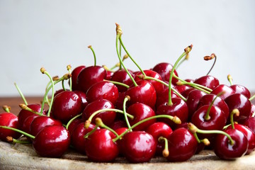 Knackige rote Kirschen auf einem Holzbrett