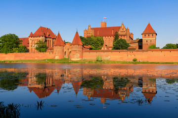Naklejka na ściany i meble Teutonic Castle of Malbork reflected in water