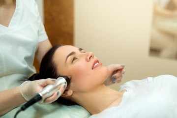 Obraz na płótnie Canvas beautiful young girl on a facial treatment in a beauty salon