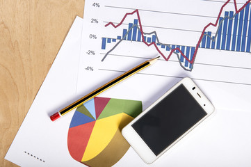 Smartphone con matita e grafici dll'alto