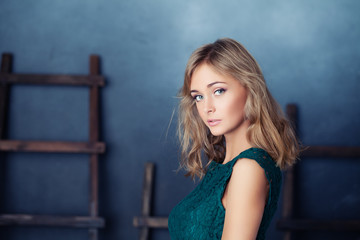 Naklejka premium Nice fashion model woman on rustic background