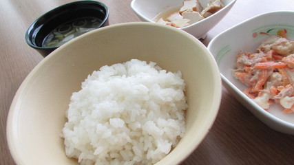 病院食　ごはん　味噌汁　揚げ出し豆腐　里芋サラダ