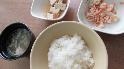 病院食 ごはん 味噌汁 揚げ出し豆腐 里芋サラダ Wall Mural Kutakaf 病院食 ごはん 味噌汁 揚げ出し豆腐 里芋サラダ Wall Mural Kutakaf