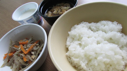 病院食　昼食　ご飯　きんぴらごぼう　ヨーグルト　味噌汁