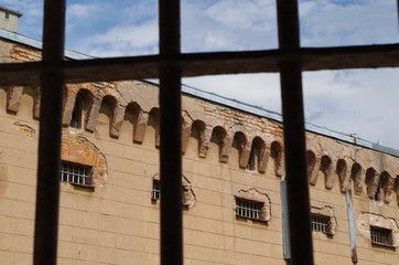architektura,budowa, stary ,kraty,fasada,niebo,mur,okna,więzienie © Jan