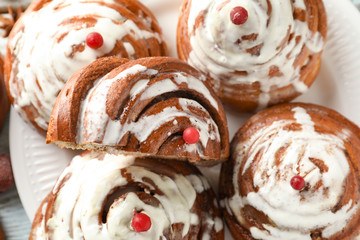 Sweet cinnamon buns on plate, closeup