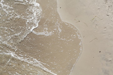 Fototapeta na wymiar Sandstrand, Brandung, Schäumendes Wasser
