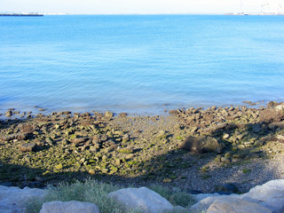 piedras y rocas en la bahía de Cádiz capital, Andalucía. España