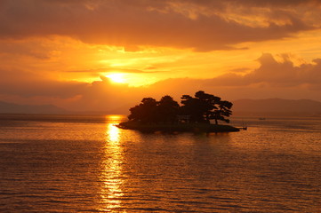 Lake Shinji to be illuminated in the sunset