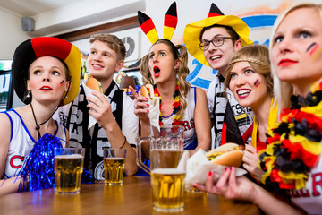 Fußball fans schauen ein Spiel der deutschen Nationalmannschaft