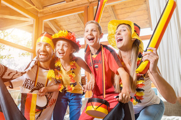 Die ganze Familie ist Fan der deutschen Fußball Nationalmannschaft und schaut ein Spiel