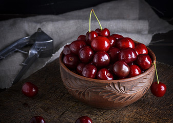  fresh cherry in a brown ceramic bowl