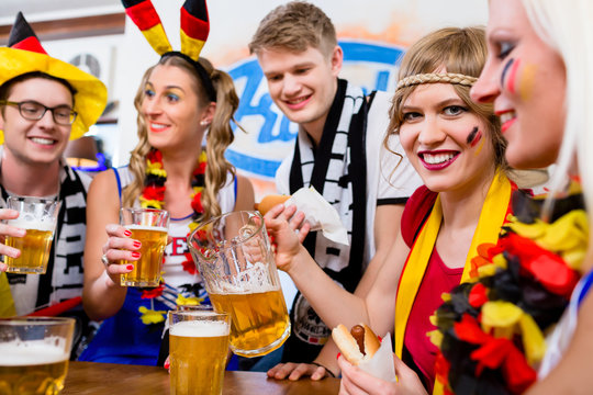 Fu&szlig;ballfans schauen ein Spiel der deutschen Nationalmannschaft an