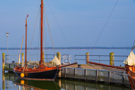Zeesenboot im Hafen von Dierhagen am Bodden